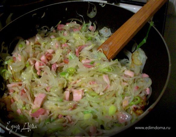 Режим кубиками бекон и добавляем его к луку. Затем довабляем ложку муки, перемешиваем все и готовим еще несколько минут. 