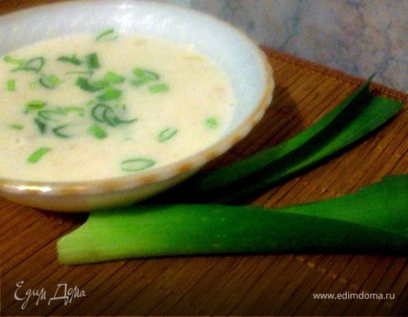 Вливаем в сковороду бульон, доводим до кипения. После того как смесь закипит, добавляем плавленый сырок и варим 20 минут на медленном огне. Примечание* Если у вас не оказалось сливок дома, но есть много плавленого сырка, суп все равно получится вкусным. Тоже самое, только наоборот: нет сырка- можно обойтись одними сливками. Но получается вкусней, когда и то и другое!
Добавляем сливки, зелень и варим еще минут 5. 
Затем выливаем суп в кастрюльку, взбиваем суп в блендере. Добавляем немного соли, перец.