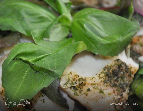 Собираем блюдо. На большую тарелку порвать все виды ваших салатов, сбрызнуть оливковым маслом и соком лимона, соль, перец и перемешиваем руками.  Поверх выложить кусочки филе,  еще пару капель вкусного тосканского масла и украсить веточкой базилика. Рыба получается нежнейшая и сочная, а если запить глотком сухого белого Пино Гриджио, то ваш ужин поистине удался!