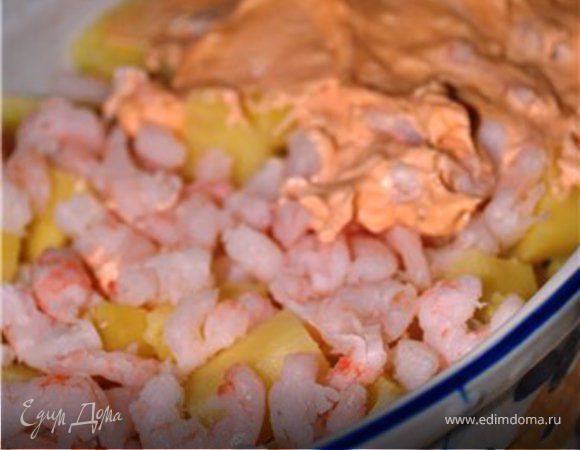 Дно формы для запекания смазать слив. маслом, выложить порезанный картофель, сверху креветки и соус.