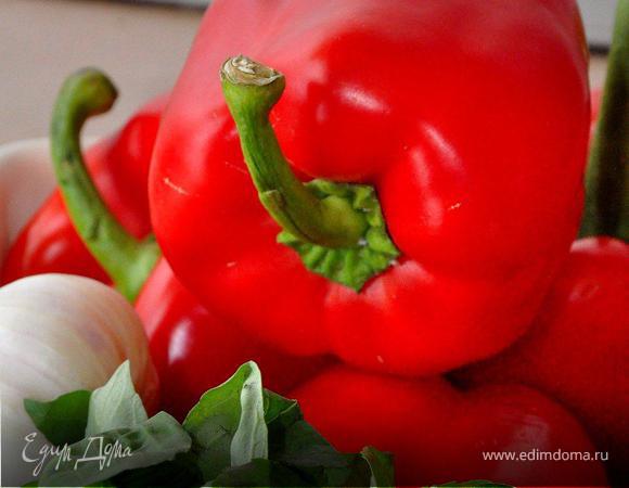 Перцы разделить пополам вместе с плодоножкой. Аккуратно вырезать сердцевину с семечками и выложить в керамический (тефлоновый) противень с бортами.