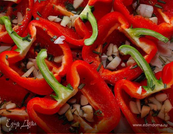 Полить оливковым маслом, посыпать солью, нарубленным чесноком и розмарином. Поставить в разогретую духовку до 200 градусов на 20 минут.