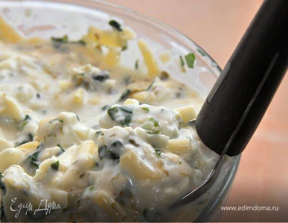 За это время приготовим начинку «4 сыра».  Твердые сыры натереть на терке, мягкие – размять руками. Добавить измельченные каперсы, зеленый базилик, кулинарные сливки, щепотку розмарина и тщательно перемешать.