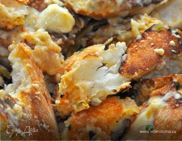 Готовый перец перекладываем на блюдо. В противне остался сумасшедший сырно- оливково-чесночный крем соус. Ломаем небольшие кусочки хлеба, хорошенько обваливаем их в соусе. Отправляем противень обратно в духовку еще на 15 минут.