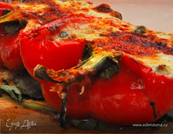 За это время сервируем блюдо. Предлагаю Вам подать это блюдо прямо на деревянной разделочной доске, это добавит определенный колорит трапезе. Выложите пару перцев на доску, украсьте поверхность кусочками сыра и пряными травами, положите ваши подрумяненные чесночные хлебцы и зовите своих близких к столу. Осталось только откупорить бутылочку красного сухого вина, например Вальполичелла, и насладиться этим очень вкусным блюдом! ПРИЯТНОГО АППЕТИТА!