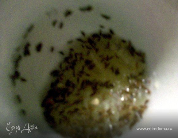 Соус: выживаем сок лимона, можно вручную (даже лучше, если в соусе будет много мякоти). В лимонный сок начинаем понемногу добавлять сахар до тех пор, пока не получится идеальное для вас кисло-сладкое сочетание. Высыпаем тмин. Тмин обязателен) Соус расчитан на 5-6 небольших кусочков мяса.