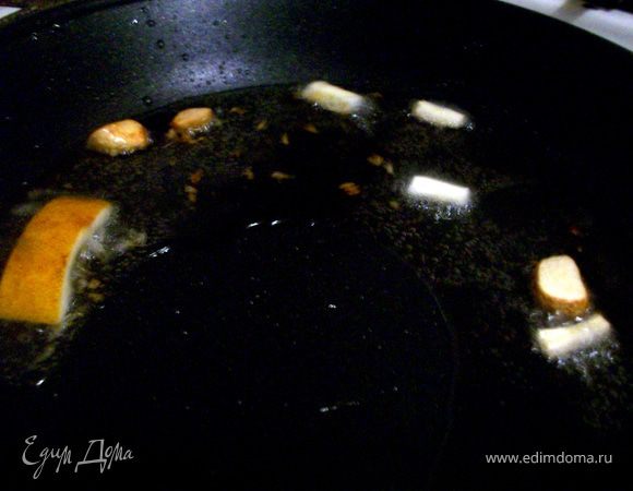 Мясо нарезаем кусочками,солим немного.  Разогреваем сковороду, наливаем масло, кидаем в масло немного оставшихся лимонных корочек и зубчик чеснока. Поджариваем до золотистой корочки, затем выкидываем. Выкладываем мясо, поджариваем с двух сторон. 