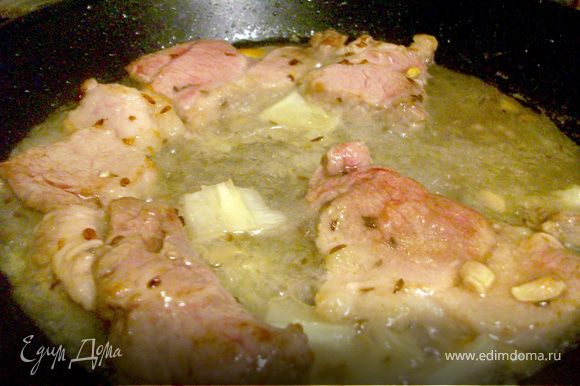 Когда мясо обжарилось, выливаем в сковороду получившийся соус и готовим под крышкой до готовности!