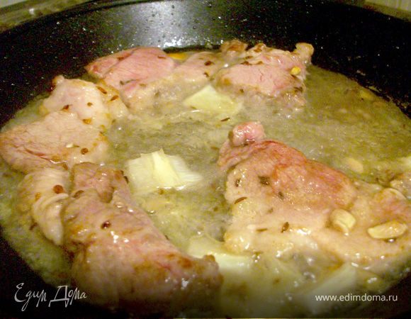 Когда мясо обжарилось, выливаем в сковороду получившийся соус и готовим под крышкой до готовности! 