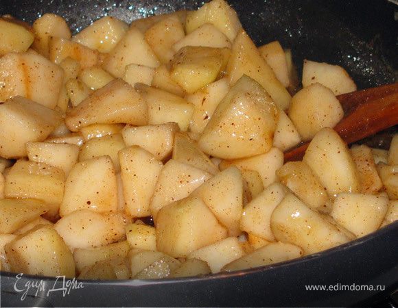 Груши очистить и нарезать кубиками. Масло растопить в сковороде, добавить груши, корицу, ванильный сахар и продержать на огне 7-8 мин.