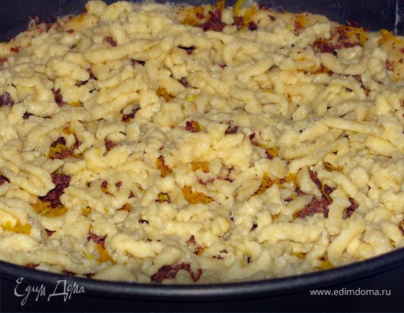 Форму для выпечки смазать маслом. 2/3 теста раскатать, выложить на форму, засыпать груши (без сиропа), сверху натереть на крупной терке шоколад, цедру апельсина и тесто из морозильника. Выпекать в разогретой до 180*С духовке 35-40 мин. 