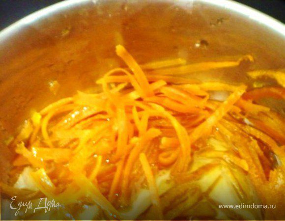 В  маленкой кастрюлке на среднем огне довести до кипения 100 гр сахара и 40 мл. воды.  Добавить цедру. Уменьшить огонь и варить около 10 минут, пока цедра не станет, как бы, прозрачной. Добавить  апельсиновый сок и снять с огня. Остудить.
Получились нежные цукаты.