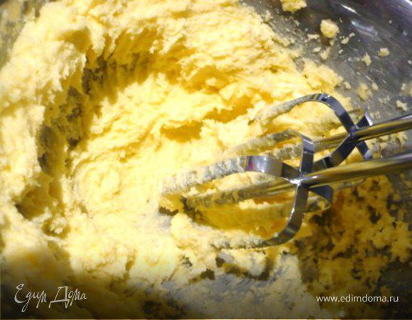 Миксером взбить до белого цвета масло и 180 гр. сахара. Добавить яйца. Взбить.
