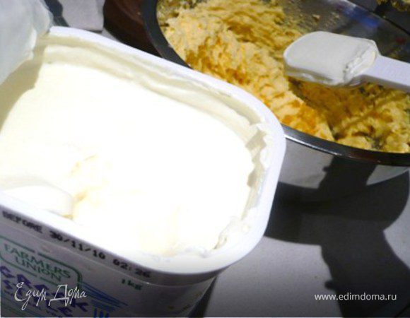 Добавить йогурт и цедру лимона. Взбить. 
