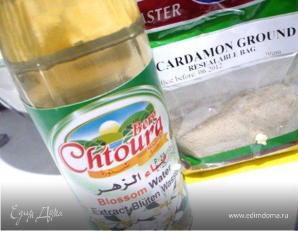 Добавить муку, кардамон и апельсиновую воду. Взбить.
