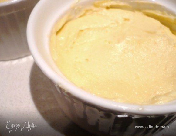 6 формочек объемом 250 мл. хорошенько смзать маслом. Распределить по формочкам тесто.  Выпекать в разогретой до 180 С духовке 25-30 минут. Проверить на готовность спичкой – тесто не должно к ней приставать. 
