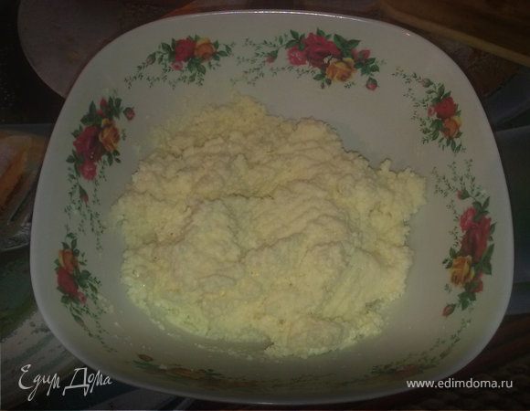 смешиваем творог с сахаром,ванилином, яйцом и щепоткой соли. вилкой хорошо перетираем комочки 