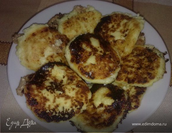 перед жаркой хорошо обвалять сырники в муке,чтобы образовалась золотистая корочка и сырники не приставали к сковороде. 
подавать со сметаной, вареньем или сгущенным молоком. приятного аппетита