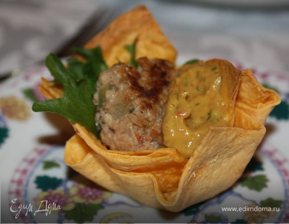 Формируем тарталетку: на дно положим лист салата, затем фрикадельку, приправим соус гуакомоле! кушать подано!!!