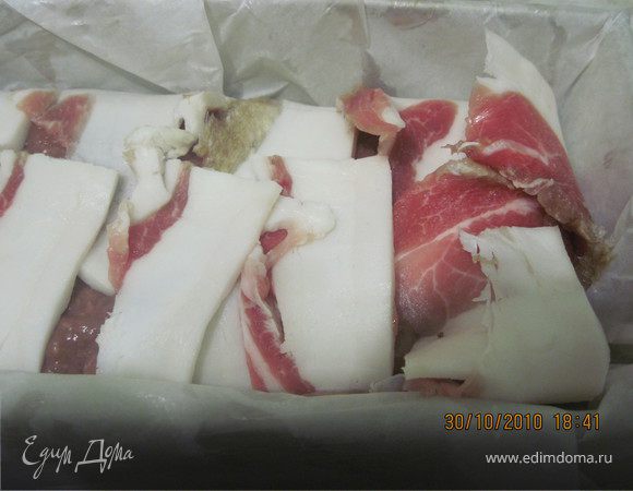 Завернуть ломтики бекона так, чтобы они закрыли фарш. Сверху разложить листики лаврушки.