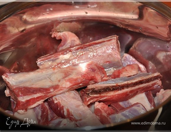 Мою телячьи рёбра, кладу в кастрюльку и тушу на медленном огне почти до готовности.