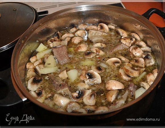 Кладём нарезанный картофель, грибы,соль,специи и тушим до готовности. 