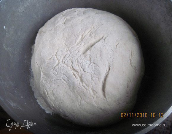 В углубление посередине влить воду и замесить тесто. Месить тесто надо очень тщательно, до тех пор, пока оно не начнет отставать от рук. Во время замеса подсыпать муку по мере необходимости.