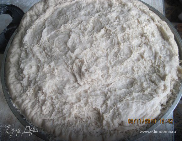 Тесто нужно поставить в теплое место, чтобы оно увеличилось в объеме в два раза.