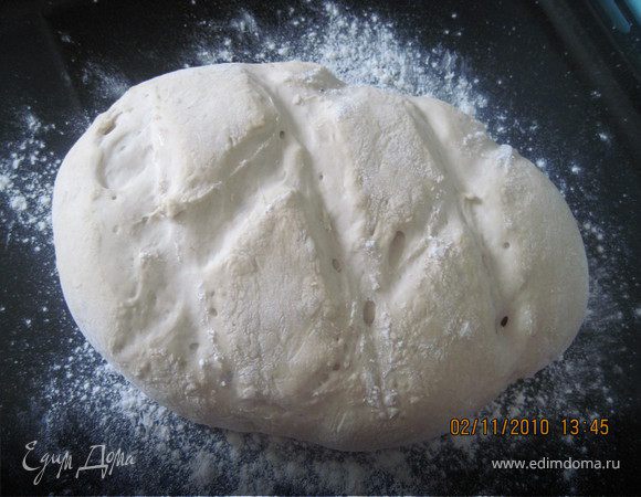 После второго подъема из теста уже можно формировать будущий хлеб. Выложите его на посыпанный мукой противень и оставьте в теплом месте до увеличения в объеме в полтора-два раза. 
