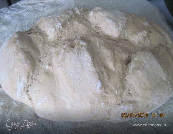 Поставить в разогретую до 230 градусов духовку и выпекать 25-30 минут при температуре. На дно духовки поставить емкость с водой. После приготовления нужно дать хлебу полежать минут 30-40 на решетке, и только потом есть.
После выпечки я накрываю хлебушек влажной тканью, тогда корочка получается мягкая.
Приятного аппетита!