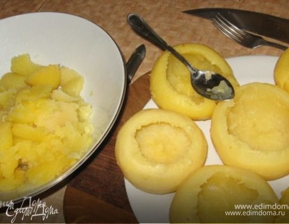 Готовую репу остудите в холодной воде до темпиратуры, когда ее можно взять в руку, и чайной ложкой аккуратно удалите сердцевинку.