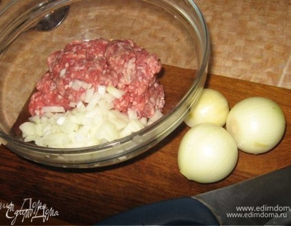 Пока репа варится подготовим ингридиенты для начинки: лук очистить и мелко нарезать - одну луковицу выложите в фарш, остальные обжарьте на масле до сильно-золотистого цвета и отставьте. Измельчите зелень. Пропустите чеснок через пресс.