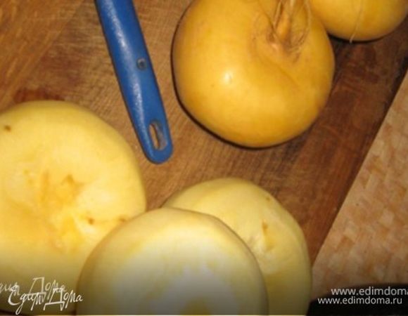 Репу вымыть, отрезать "хвостик" и "шляпку" и очистить от кожуры, как картофель. Лучше использовать при этом овощной нож-экономку.