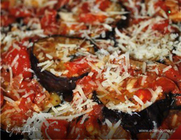 Баклажаны обжарить в раст. масле до мягкости.
Соус: На среднем огне обжаривать лук, чеснок и орегано в течение 10-ти минут. Добавить помидоры, закрыть крышкой и тушить 15 минут. Затем добавить базилик, уксус, соль по вкусу, черный молотый перец и тушить еще несколько минут.
В форму для запекания положить слой соуса, немного пармезана, слой баклажанов. В такой же последовательности выложить все ингредиенты. Верхний слой - сыр + сухой орегано.