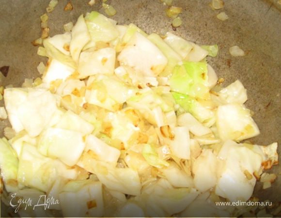 Лук чистим, мелко режем и отправляем жариться на масле в казан, где будет готовиться наш гарнир. Тем временем режем капусту кубиками и, как лук зазолотиться, отправляем ее готовиться вместе. Пока жидкость не добавляйте, пусть собственным соком поделится.