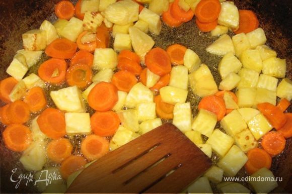 Репу и морковь чистим. Репу нарезаем кубиками, морковь - кружками и обжариваем на сковроде на масле фактически до готовности. Перекладываем в тарелку, стараясь сцеживать масло, на котором жарились овощи, освобождая сковроду.