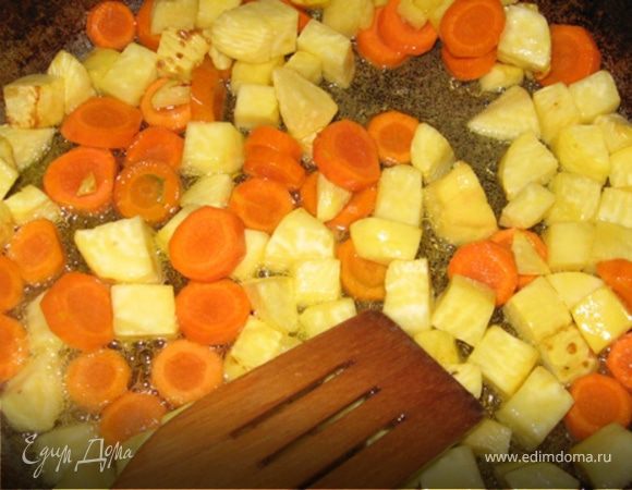 Репу и морковь чистим. Репу нарезаем кубиками, морковь - кружками и обжариваем на сковроде на масле фактически до готовности. Перекладываем в тарелку, стараясь сцеживать масло, на котором жарились овощи, освобождая сковроду.