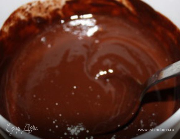 В кастрюльку влить молоко, добавить сахар, какао. Размешать, поставить на медленный огонь. Когда сахар растворится, добавить размягченное сливочное масло. Довести до кипения, периодически помешивая. Кипятить не нужно.