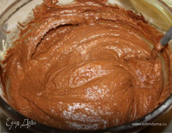 Смесь снять с огня и охладить. Примерно 1/3 часть отлить для глазури. В муку добавить разрыхлитель, перемешать. Яйца размешать вилкой. В остывшую смесь ввести яйца, муку, ванильный сахар. Перемешать. Выложить тесто в неглубокую форму, чтобы потом можно было использовать формочки. Выпекать при 180-200 градусови до готовности.