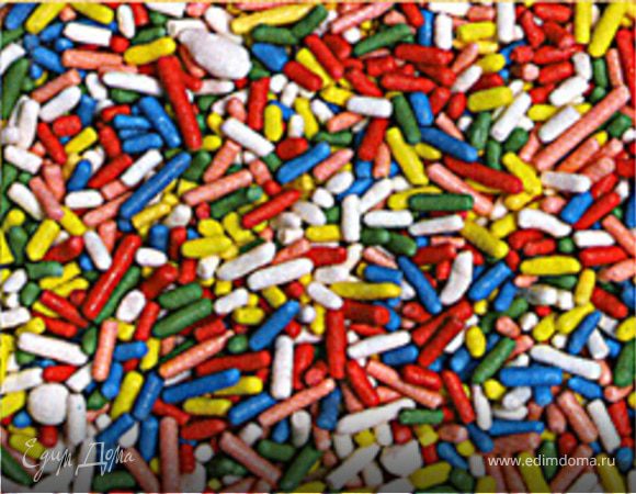 Когда тесто пропеклось и остыло нужно взять любые кондитерские формочки (или рюмочки, как это было в данном случае) и вырезать из теста кружочки. Если тесто получилось шириной примерно в палец, то нужно взять кружочек, намазать начинкой, сверху положить еще один кружочек и залить глазурью. В качестве начинки я использовала ту же шоколадную глазурь, но можно использовать все, что угодно: сгущенку, мед, сироп, варенье, желе, крем, шоколадную пасту, взбитые сливки и так далее. Если тесто получилось значительно толще указательного пальца, нужно разрезать его пополам, добавить начинку и залить глазурью. Затем берем марципан и кондитерскую посыпку.. Ииии.. Дальше все зависит только от Вашей фантазии =)