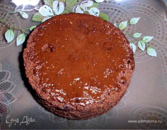 Бисквитный корж пропитываем вишневым ликером, но не очень сильно. Если Ваш ликер очень сладкий и/или крепкий, то его следует развести с водой, чтобы готовое пирожное не получилось приторным и не отдавало спиртом. Для пропитки можно испльзовать и обычный сахарный сироп или вишневый сок,- тут уже дело вкуса :)