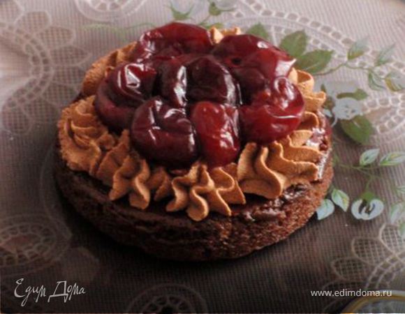 Поверх крема и варенья выкладываем слой вишень (я предпочитаю использовать вишни из компота - они не сильно сладкие и достаточно мягкие).