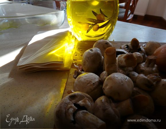 Грибы с луком поджарить несколько минут. Проварить листы для лазаньи минут 5. Шпинат, лук, яйца, оба сыра соль и перец перемешать. Добавить грибы.