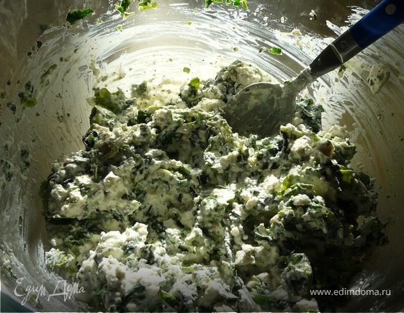 В форму (небольшая) смазаную, сложить 2 листа теста, сверху сырную массу, затем опять тесто и опять массу. Последнее тесто, немного посыпать сыром (взяла острый).

