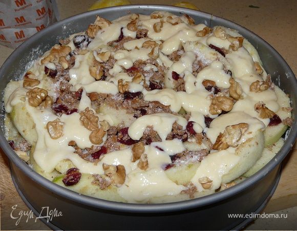 Замочить изюм в теплой воде, слить воду, нарезать яблоки дольками (присыпать сахаром, чтоб сок пустили), смешать с  изюмом, цедрой, кремом(можно постараться вылить его просто сверху), крошками. Разложить начинку аккуратно по тесту. Печь ок. 40 минут до готовности и коричневого цвета. 