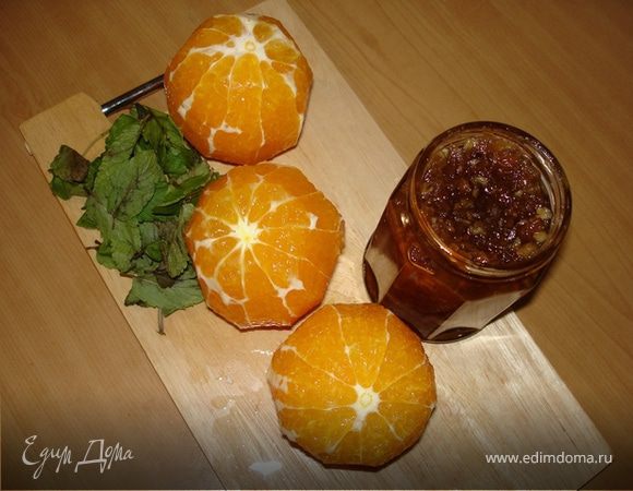 Пока остывает бисквит, готовится начинка. Нарезнные апельсины, из которых слит сок, соединить с мармеладом (у меня домашний цитрусовый джем http://www.edimdoma.ru/recipes/11586 ) и перемешать. Я добавила немного мелко нарезанной мяты.