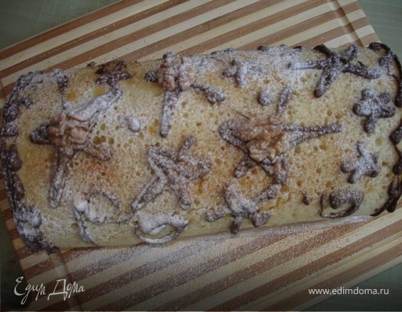 Готовый холодный рулет можно украсить растопленным чёрным шоколадом из бумажного кулёчка, сверху через сито присыпать сахарной пудрой и корицей.