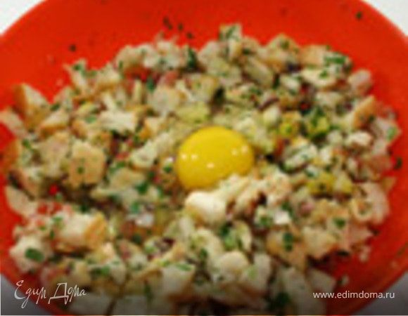 Порезать черствый хлеб на кубики около 1 см, добавить яйца,соль,перец, залить молоком.Накрыть салфеткой и периодически перемешивать в течение 2 часов.