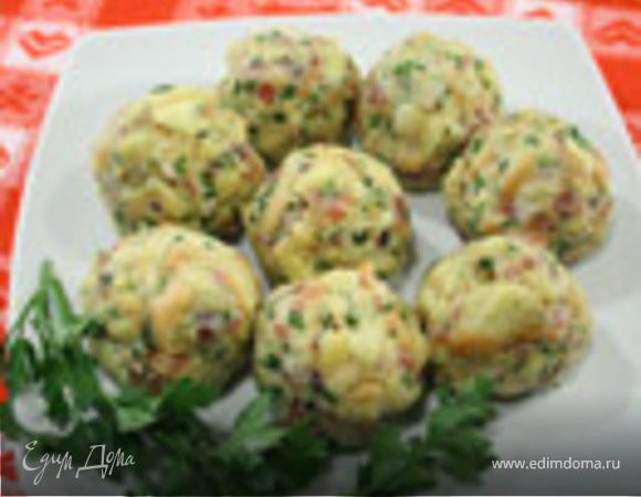 Из смеси сформировать шарики диаметром около 5 см, смачивая руки в холодной воде,чтобы смесь не приставала к рукам.