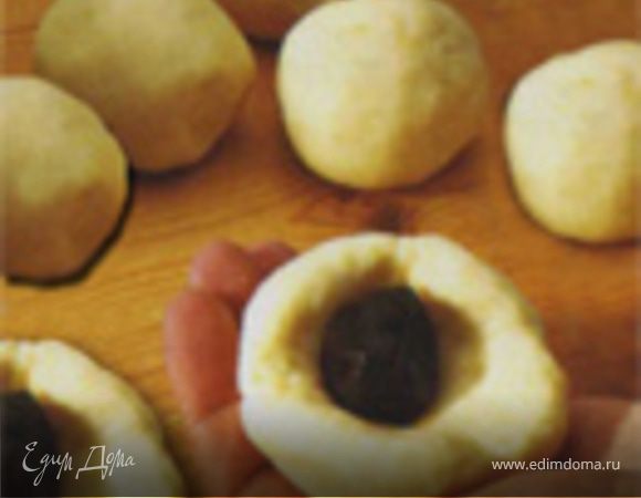 Из готового теста скатать шарики диаметром 4-5 см.Затем из шарика сделать лепешечку и в середину вложить сливу. Скатать колобок.
